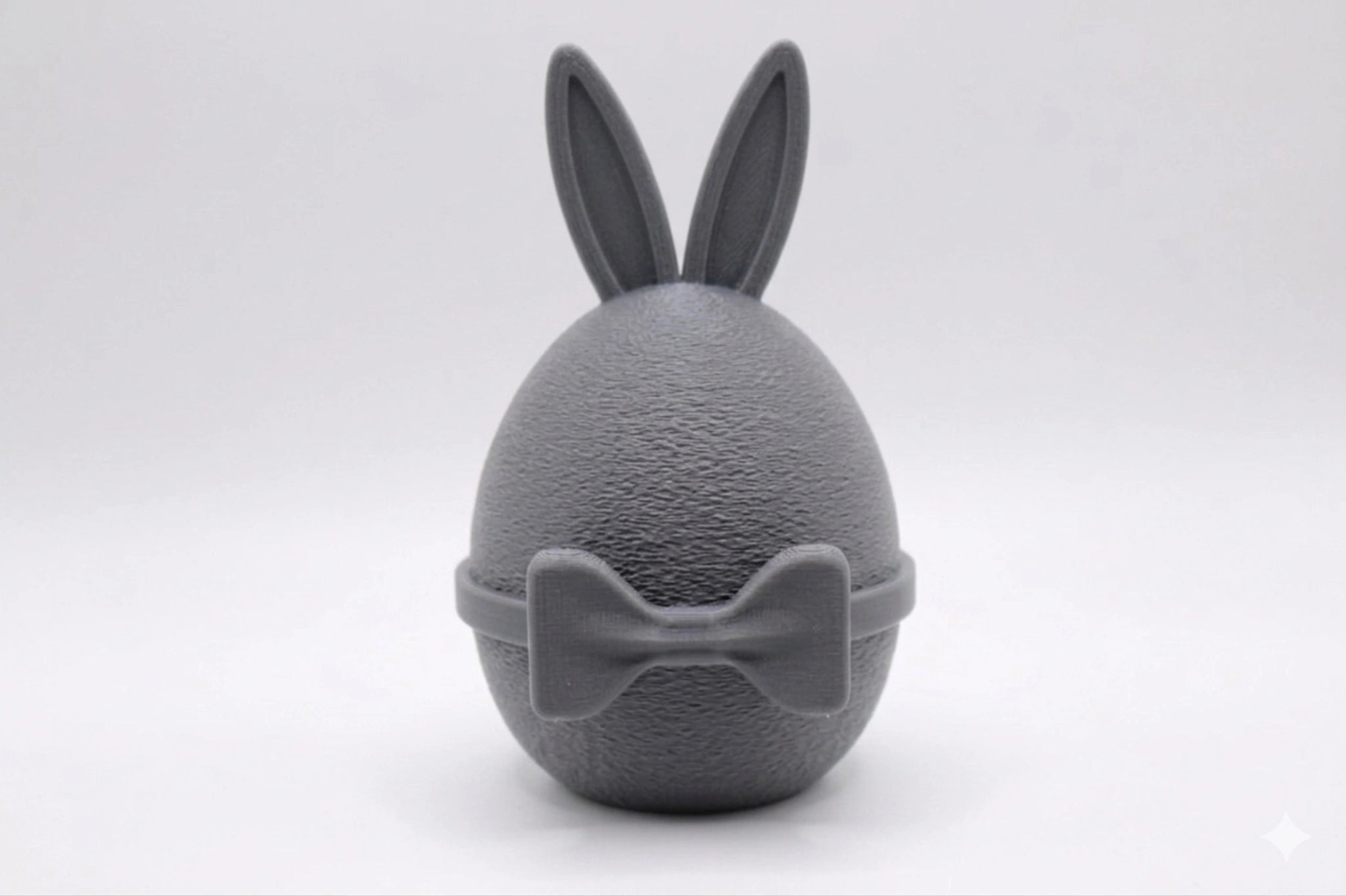 GentleEgg Design-Osterei mit Hasenohren und Fliege in Grau – modernes Dekoei aus 3D-Druck von MUDIVO