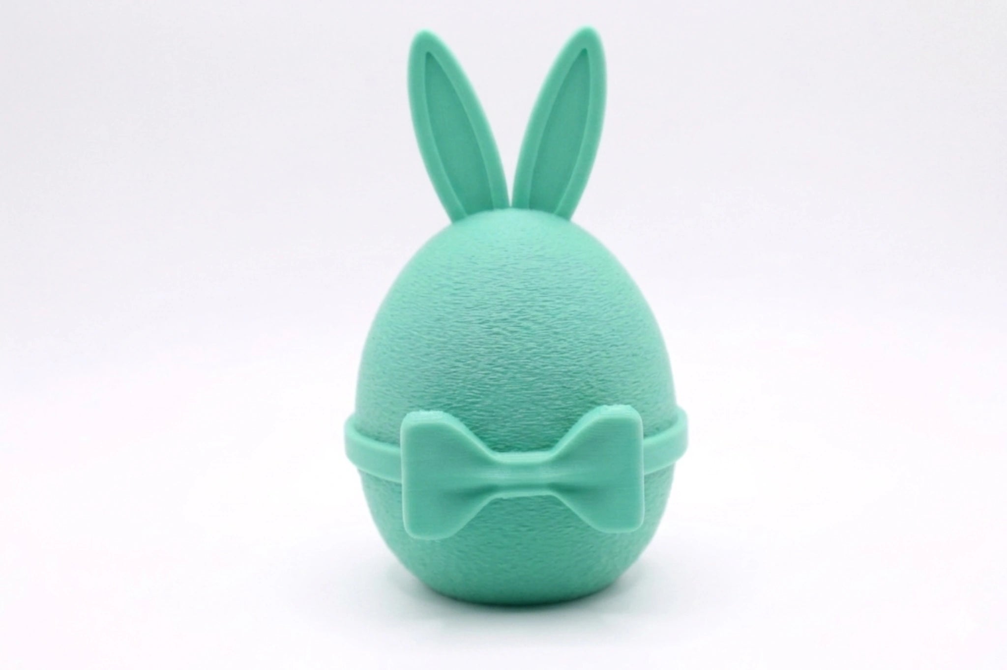 GentleEgg Design-Osterei mit Hasenohren und Fliege in Mint – modernes Osterdesign aus 3D-Druck von MUDIVO