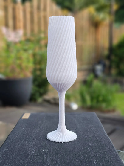 Glacéra groß – elegantes 3D- weiss Champagnerglas als Dekoobjekt, ohne LED, ideal für moderne Tischdekoration oder festliche Anlässe.
