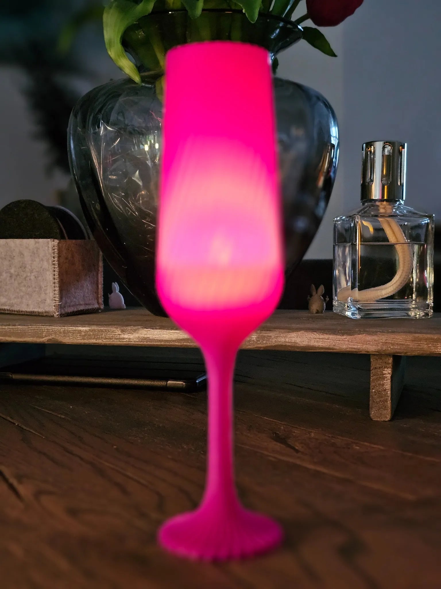 Glacéra groß – stilvolles fuchsiafarbenes Champagnerglas mit LED-Teelicht im Inneren. Dekorative 3D-Druck-Deko für romantische Abende, Hochzeiten oder festliche Tische.