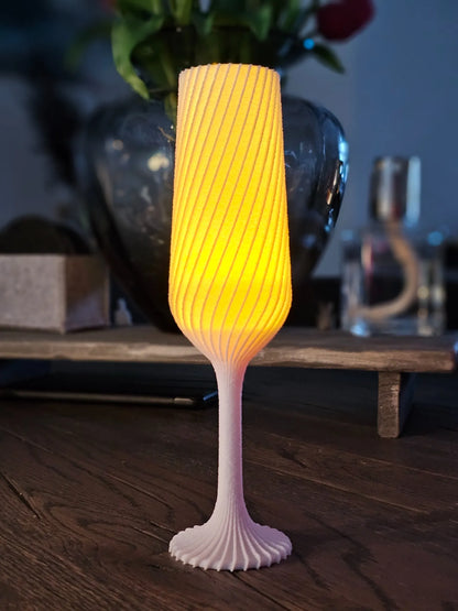 Glacéra groß – stilvolles weisses Champagnerglas mit LED-Teelicht im Inneren. Dekorative 3D-Druck-Deko für romantische Abende, Hochzeiten oder festliche Tische.