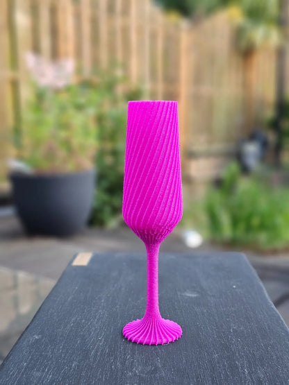 Glacéra klein – kleines 3D- fuchsia Champagnerglas im modernen Design, perfekt als Tischdeko, Geschenkidee oder edler Akzent für besondere Anlässe.