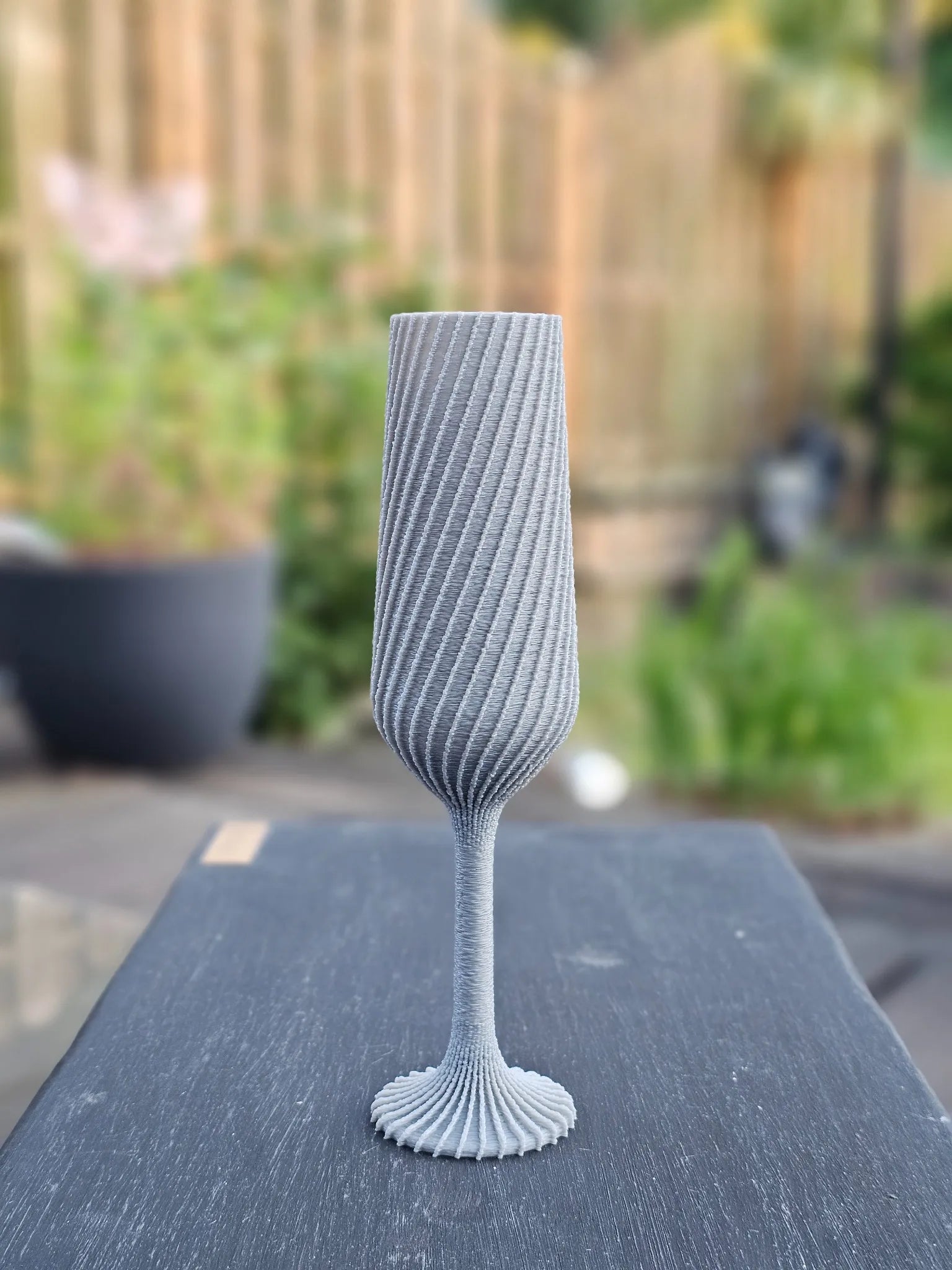 Glacéra klein – kleines 3D- grau Champagnerglas im modernen Design, perfekt als Tischdeko, Geschenkidee oder edler Akzent für besondere Anlässe.