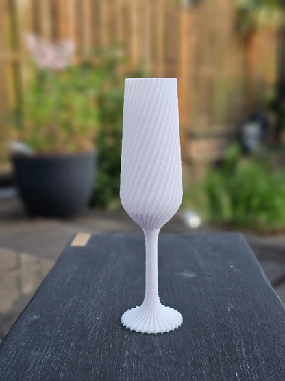 Glacéra klein – kleines 3D- weiss Champagnerglas im modernen Design, perfekt als Tischdeko, Geschenkidee oder edler Akzent für besondere Anlässe.