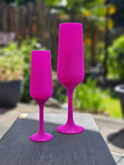 Fuchsia – Groß
Champagnerglas in kräftigem Fuchsia, großes 3D-Deko-Glas für Geschenke oder Tischdeko

Fuchsia – Klein
Fuchsiafarbenes kleines Dekoglas, 3D-gedruckt, auffällig und charmant
