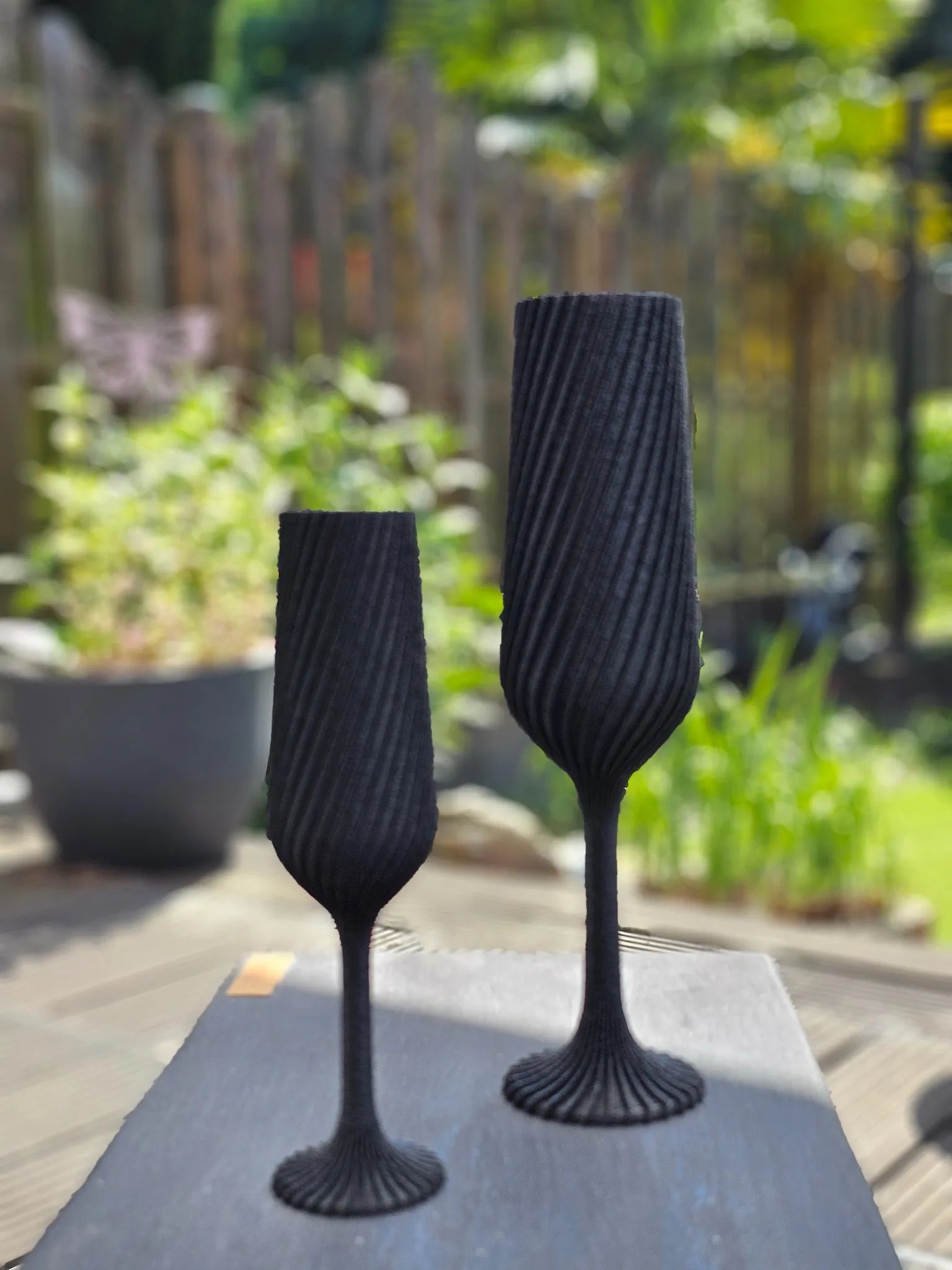 Schwarz – Groß
Schwarzes 3D-Druck-Glas, große Ausführung, modernes Design – nur für Deko geeignet

Schwarz – Klein
Kleines schwarzes Glas aus dem 3D-Drucker, minimalistisch und stilvoll