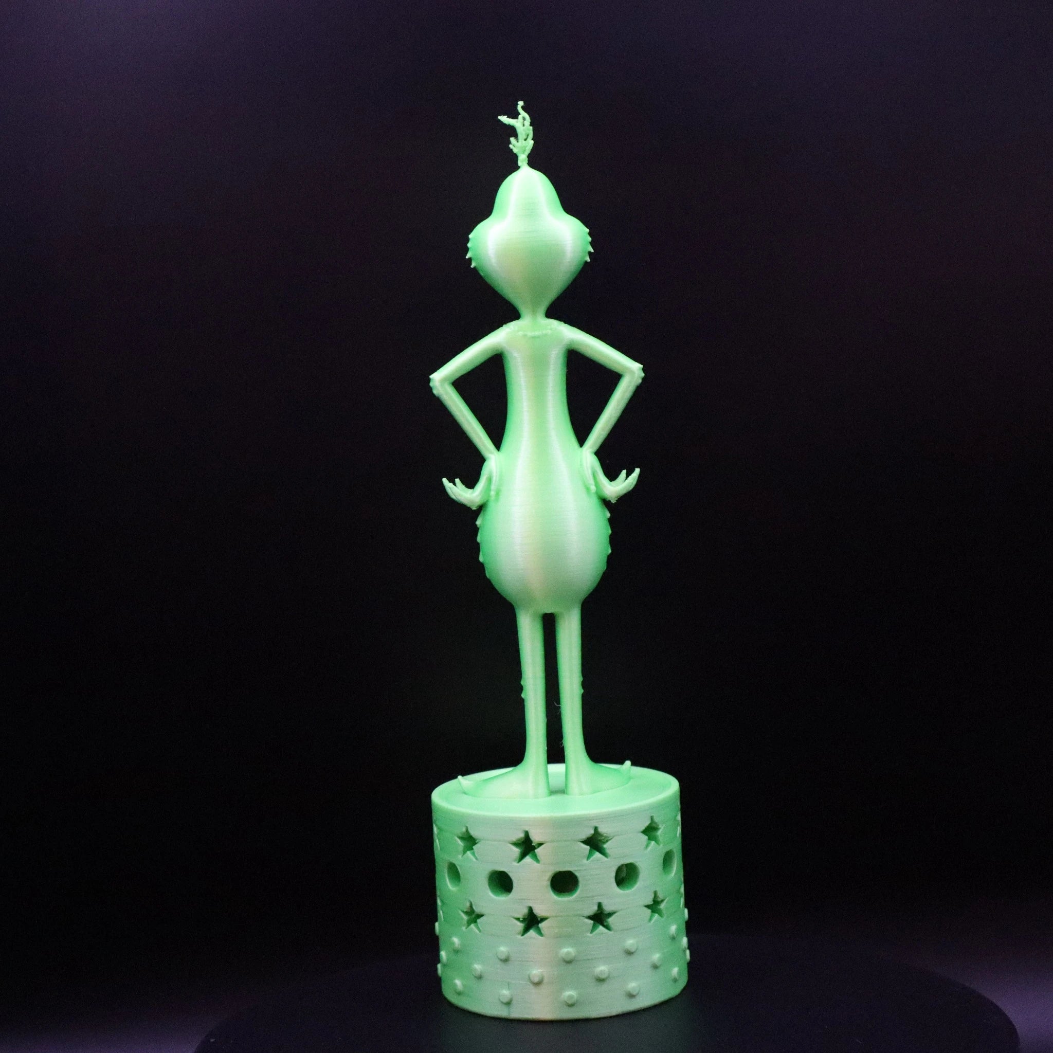 Rückansicht der Grinch Edition – LED-Podest mit Sternen und Kreisen