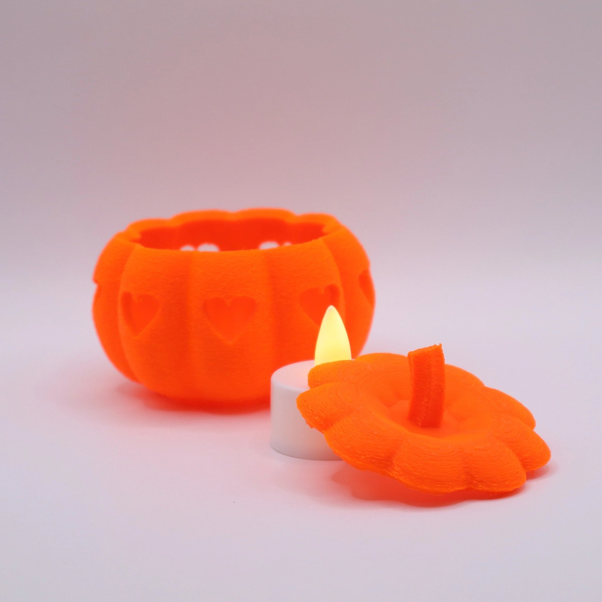Heart o’-Lantern Kürbis in Neon-Orange mit abnehmbarem Deckel und LED-Teelicht für warmen Glow