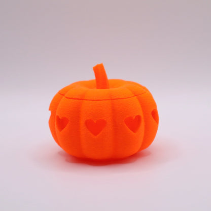 Freche Halloween-Deko: Heart o’-Lantern Kürbis in knalligem Orange mit Herzchen-Ausschnitten
