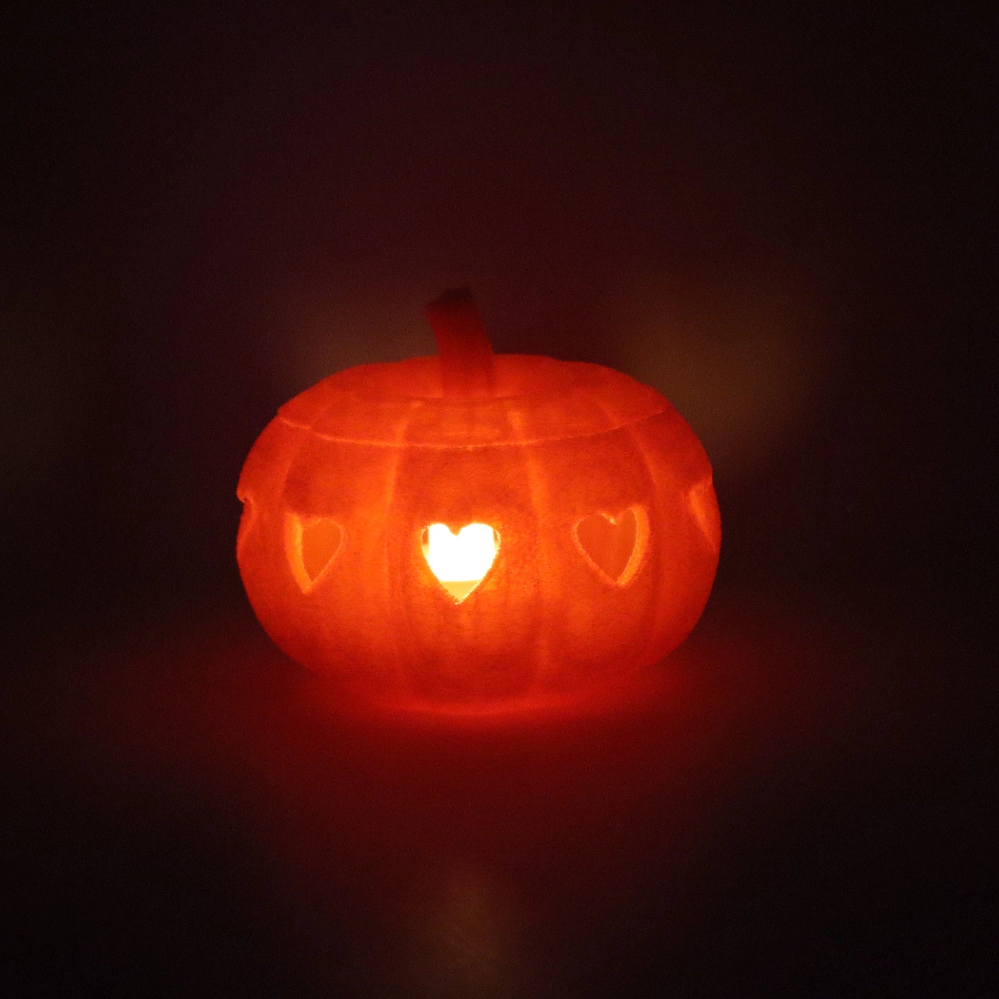 Leuchtender Heart o’-Lantern Kürbis in Neon-Orange mit Herzfenstern und LED-Teelicht