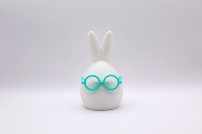 Heini Bunny-Ei Figur mit mintfarbener Brille als moderne Osterdeko aus dem 3D-Druck von MUDIVO