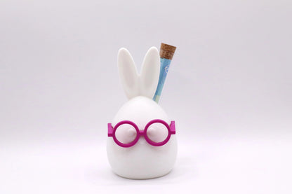 Heini mit Rucksack – Geldgeschenk Figur mit fuchsia Brille und Reagenzglas für Geldschein von MUDIVO