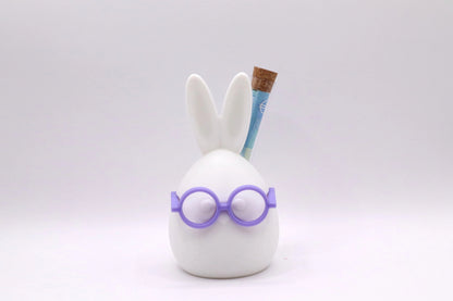 Heini mit Rucksack – Geldgeschenk Figur mit lila Brille und Reagenzglas für Geldschein von MUDIVO