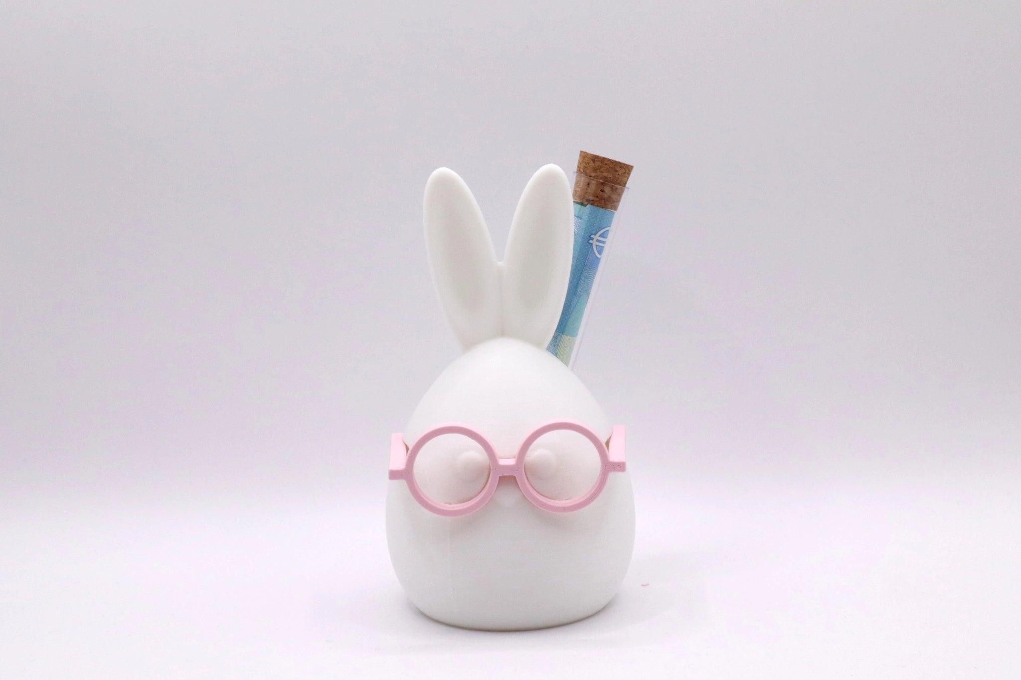 Heini mit Rucksack – Geldgeschenk Figur mit peachpink Brille und Reagenzglas für Geldschein von MUDIVO