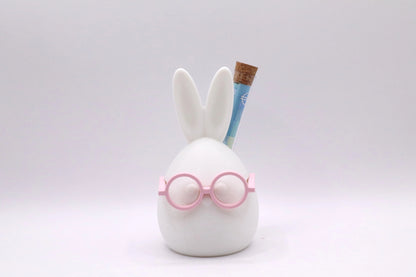 Heini mit Rucksack – Geldgeschenk Figur mit peachpink Brille und Reagenzglas für Geldschein von MUDIVO