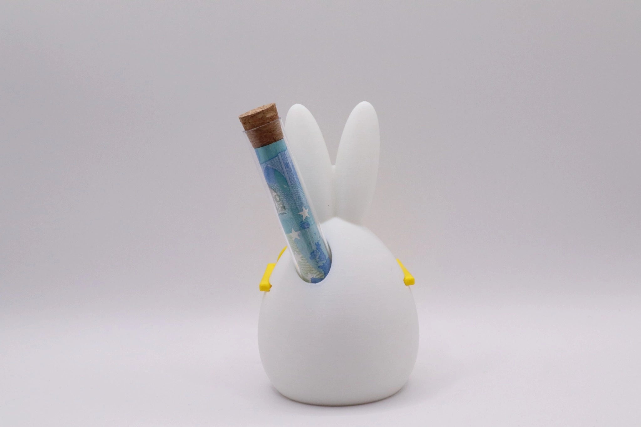 Rückansicht Heini mit Rucksack Geldgeschenk Figur mit Reagenzglas für Geldschein von MUDIVO