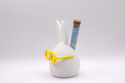 Seitenansicht Heini mit Rucksack Geldgeschenk Figur mit gelber Brille und Reagenzglas für Geldschein von MUDIVO