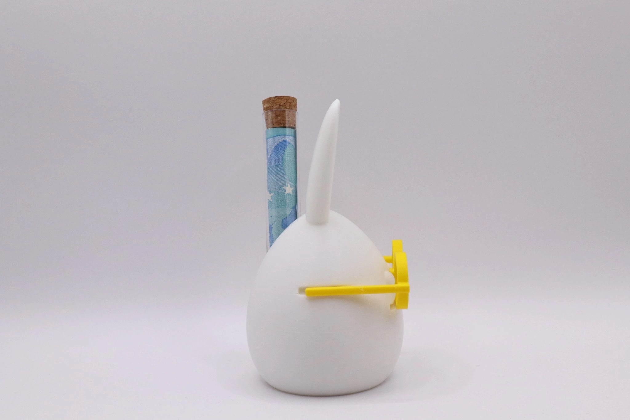 Seitenansicht Heini mit Rucksack Geldgeschenk Figur mit gelber Brille und Reagenzglas für Geldschein von MUDIVO