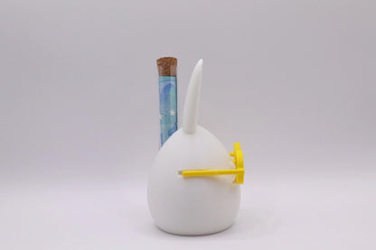 Seitenansicht Heini mit Rucksack Geldgeschenk Figur mit gelber Brille und Reagenzglas für Geldschein von MUDIVO