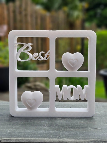 Herzensfenster Best MOM – weißes Dekoobjekt mit Herzöffnung, elegantes Geschenk für Mamas.