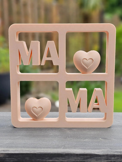 Herzensfenster MAMA – dezente Deko in Beige mit Gravur & Herzform – perfekt für Mama.