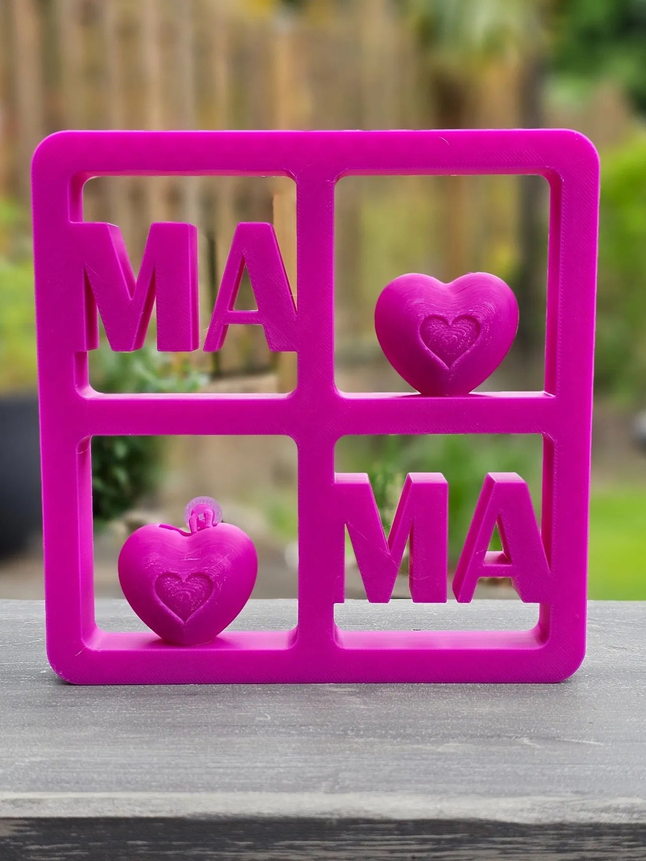 Herzensfenster MAMA – auffällige Fuchsia-Variante mit Herzöffnung & starker Botschaft für Mama.