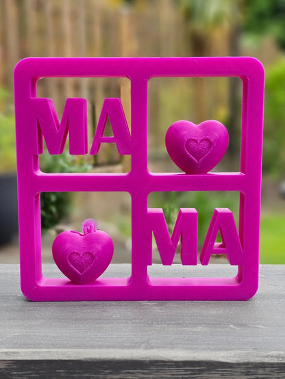 Herzensfenster MAMA – auffällige Fuchsia-Variante mit Herzöffnung & starker Botschaft für Mama.