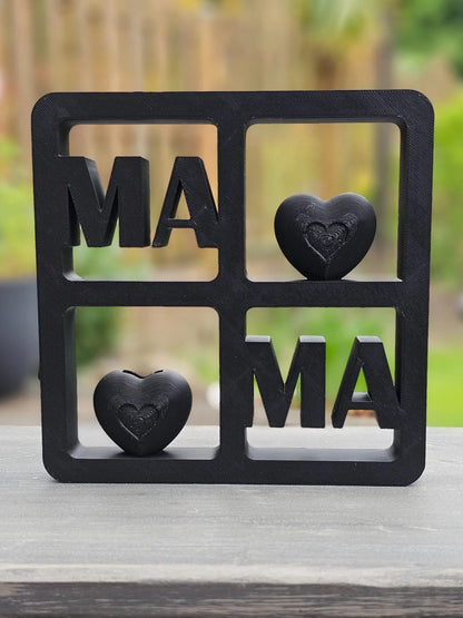 Herzensfenster MAMA – schwarze 3D-Deko mit Herzöffnung & MAMA-Gravur, stilvoll & edel.