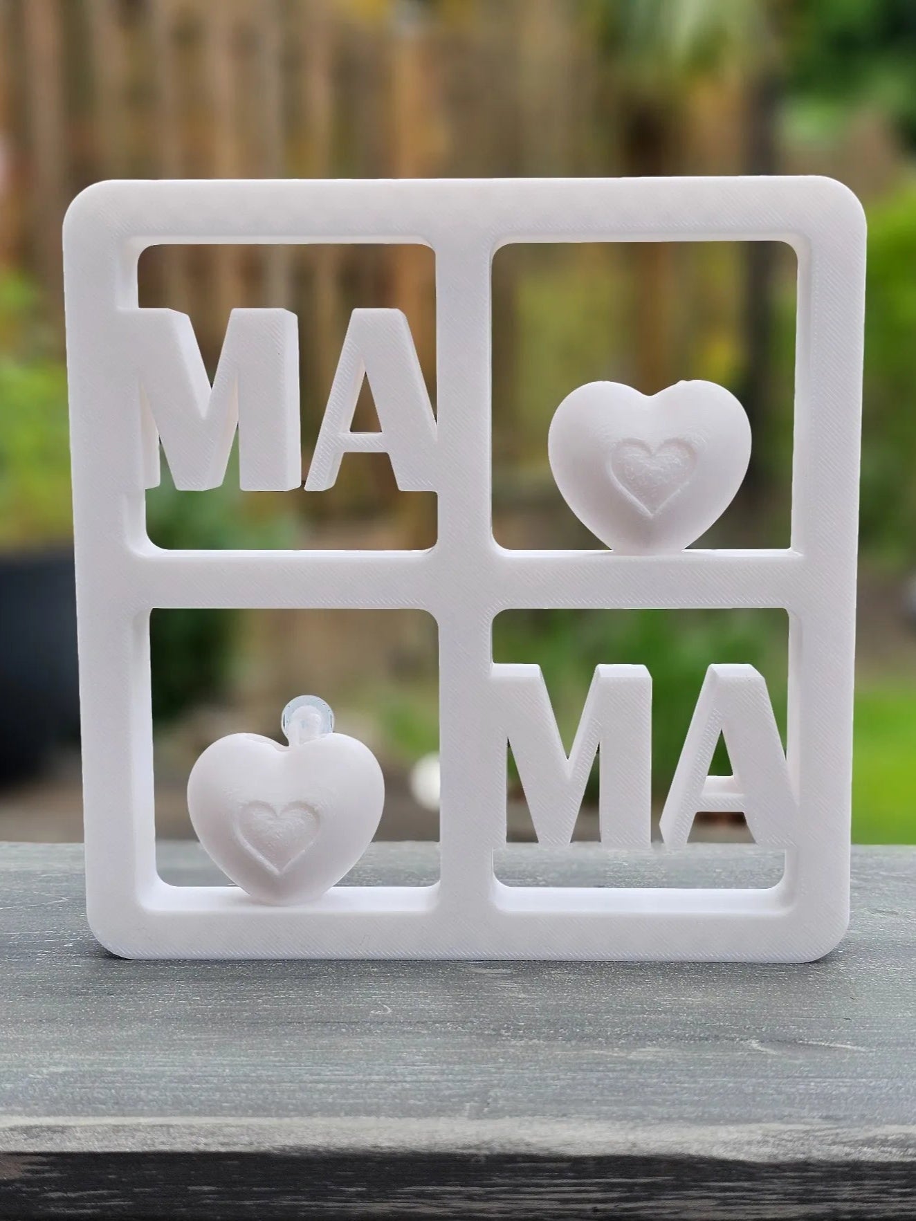 Herzensfenster MAMA – weißes Dekoobjekt mit Herz und MAMA-Schriftzug, liebevolles Geschenk für Mütter.