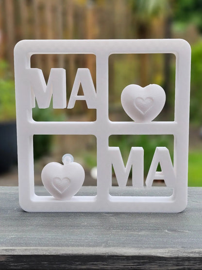 Herzensfenster MAMA – weißes Dekoobjekt mit Herz und MAMA-Schriftzug, liebevolles Geschenk für Mütter.