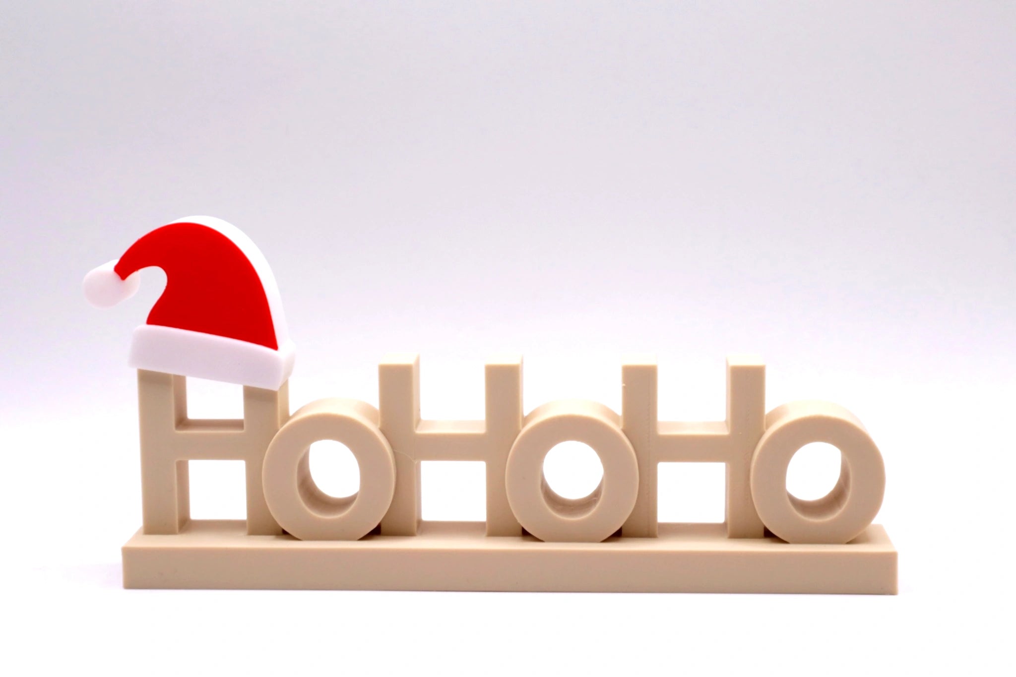 HoHoHome Classic – warmer Weihnachts-Aufsteller in edlem Beige mit roter Mütze, sanft, natürlich und charmant