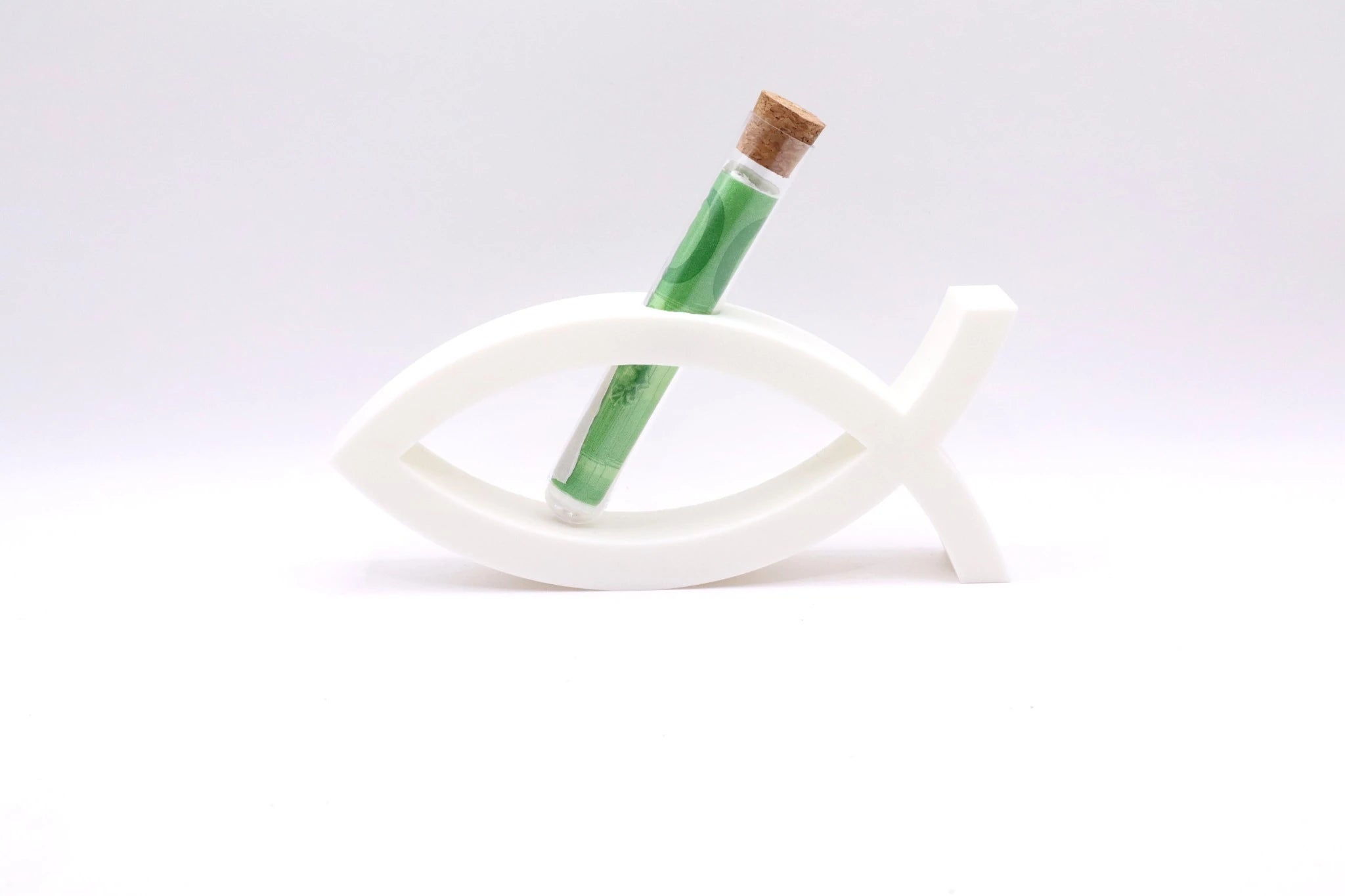 Minimalistischer weißer Ichthys Fisch mit integriertem Reagenzglas als modernes christliches Symbol zur Kommunion oder Konfirmation