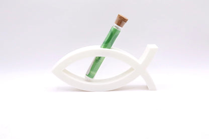 Minimalistischer weißer Ichthys Fisch mit integriertem Reagenzglas als modernes christliches Symbol zur Kommunion oder Konfirmation