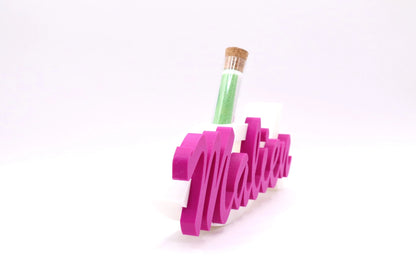 Seitliche Ansicht eines personalisierten Ichthys Fischs mit Namen Malien in fuchsia und integriertem Reagenzglas für Geldgeschenk zur Kommunion oder Konfirmation