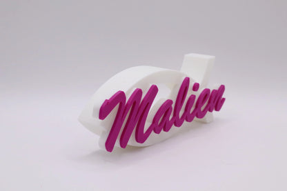 Seitliche Ansicht eines personalisierten Ichthys Fischs mit Namen Malien in pinker Schrift als hochwertiges Designobjekt