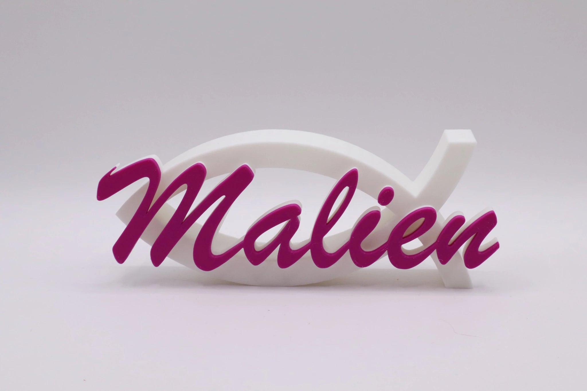 Personalisierter Ichthys Fisch mit dem Namen Malien in moderner Gestaltung als besonderes Geschenk zur Kommunion oder Konfirmation