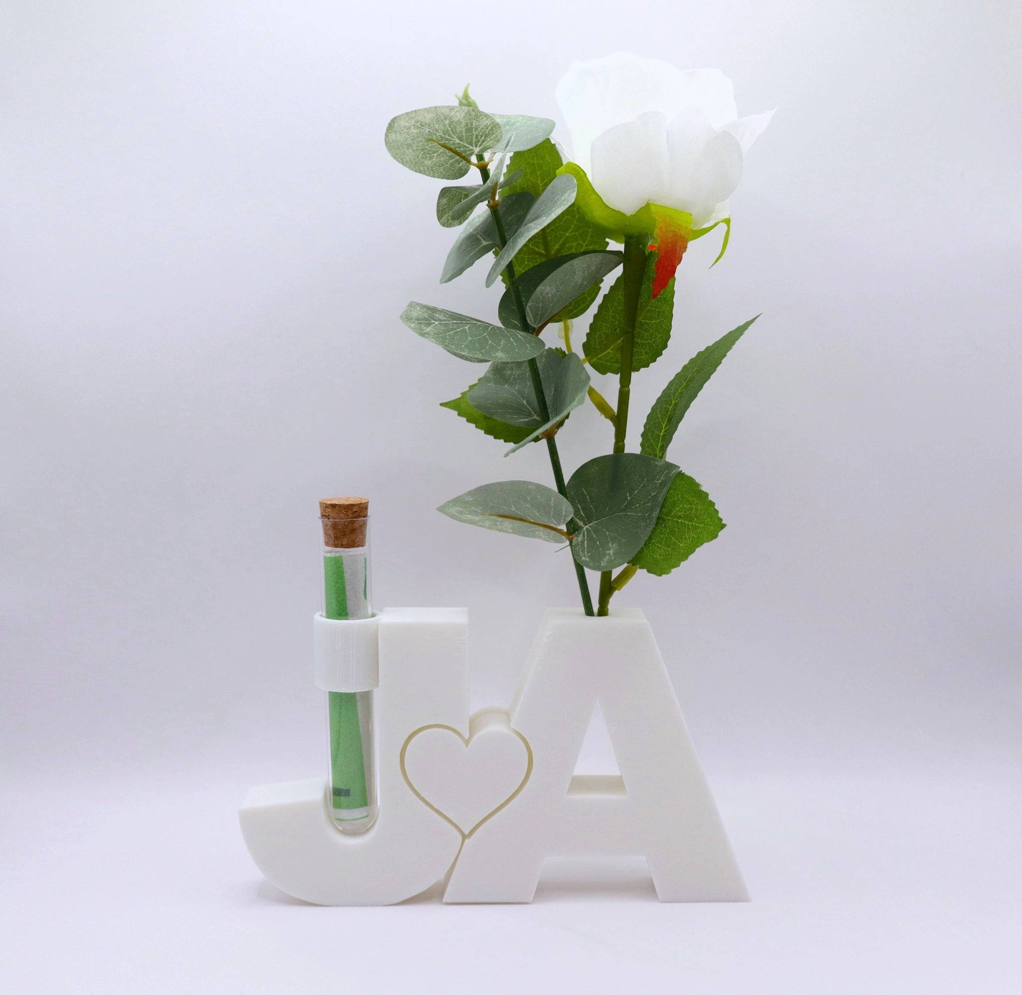 Weißer JA Aufsteller als elegantes Geldgeschenk mit Reagenzglas und Blume, minimalistisches Hochzeitsgeschenk mit emotionaler Bedeutung von MUDIVO