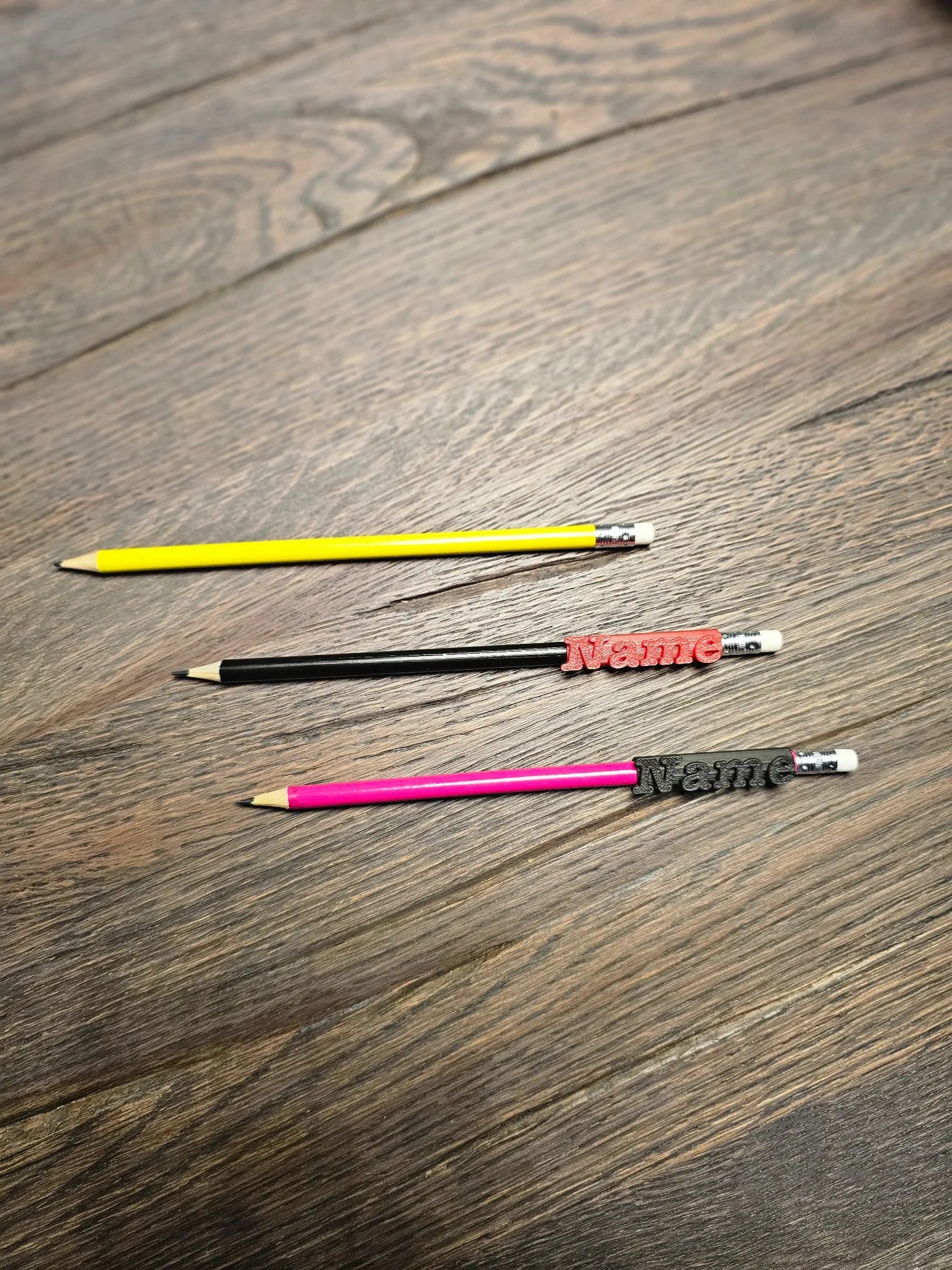 Bleistifte in Gelb, Schwarz und Pink mit 3D-gedrucktem Namensclip – ideale Ergänzung zum KlassenStar Namenshalter