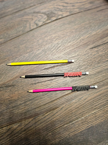 Bleistifte in Gelb, Schwarz und Pink mit 3D-gedrucktem Namensclip – ideale Ergänzung zum KlassenStar Namenshalter