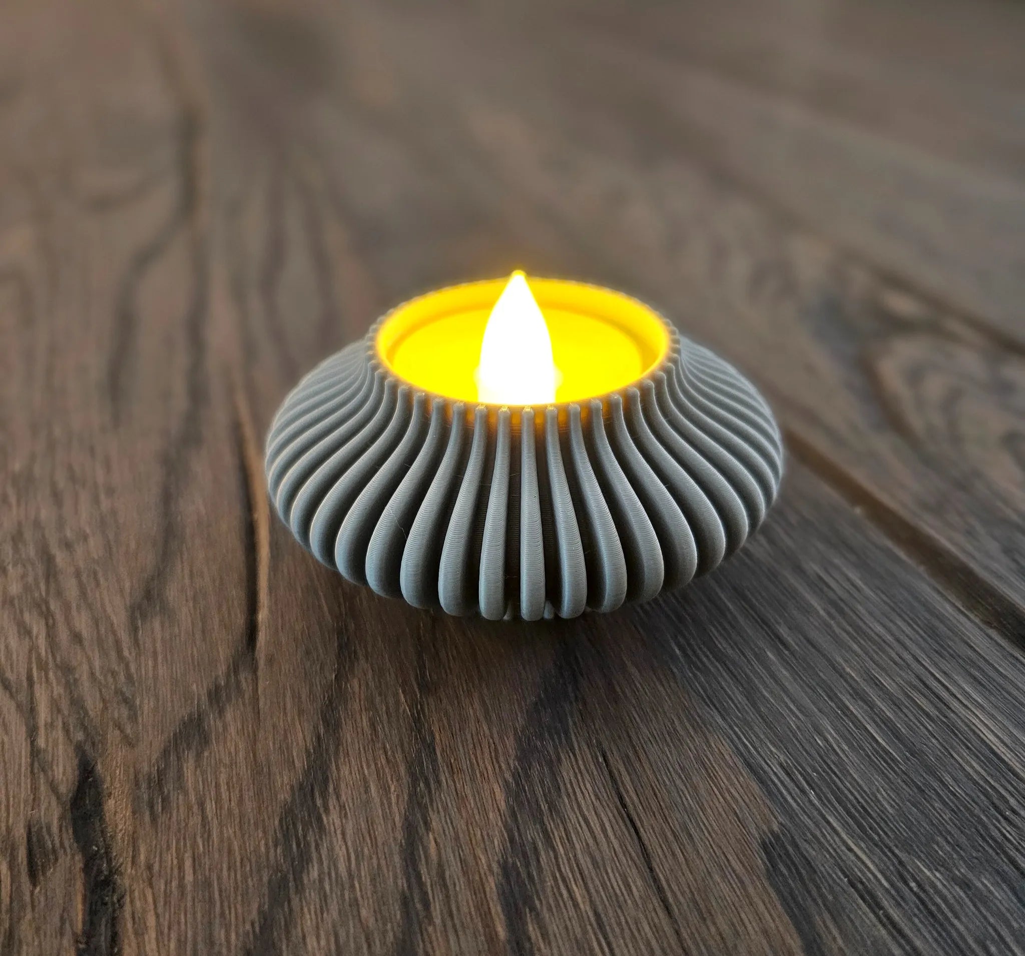 LUMORA Teelichthalter in Grau mit LED-Teelicht – dezente Lichtdekoration mit modernem Design und sanftem Schimmer von MUDIVO