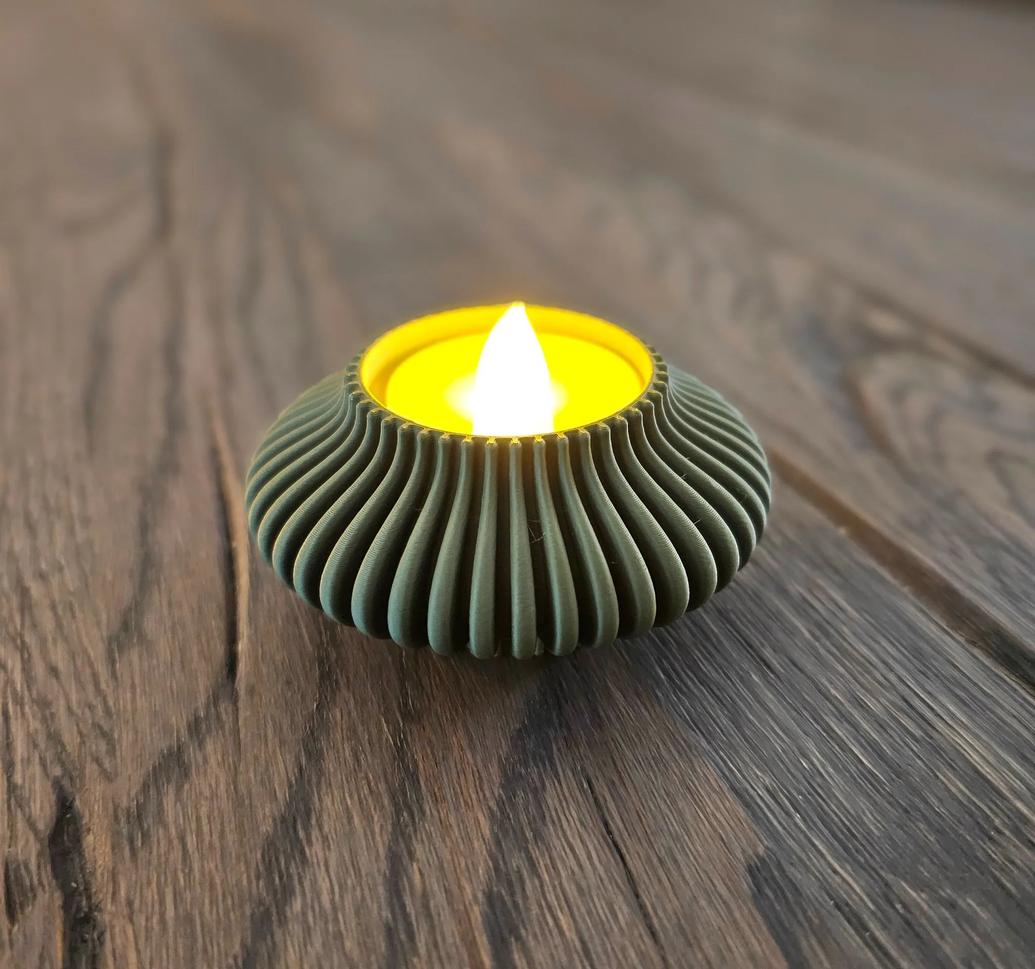 LUMORA Teelichthalter in Olivgrün mit LED-Teelicht – modernes Lichtaccessoire mit sanftem Glow von MUDIVO