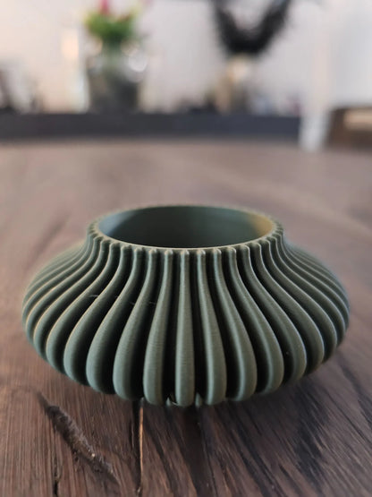 LUMORA Teelichthalter in Olivgrün ohne LED – natürlich-elegantes 3D-Design mit feiner Rillenstruktur von MUDIVO