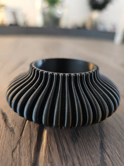 LUMORA Teelichthalter in Schwarz ohne LED – elegantes 3D-Design mit sanfter Rillenstruktur und stilvollem Look von MUDIVO