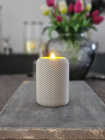 Luxéo – grauer Teelichthalter mit LED-Teelicht, dezente Lichtdeko in modernem Stil.