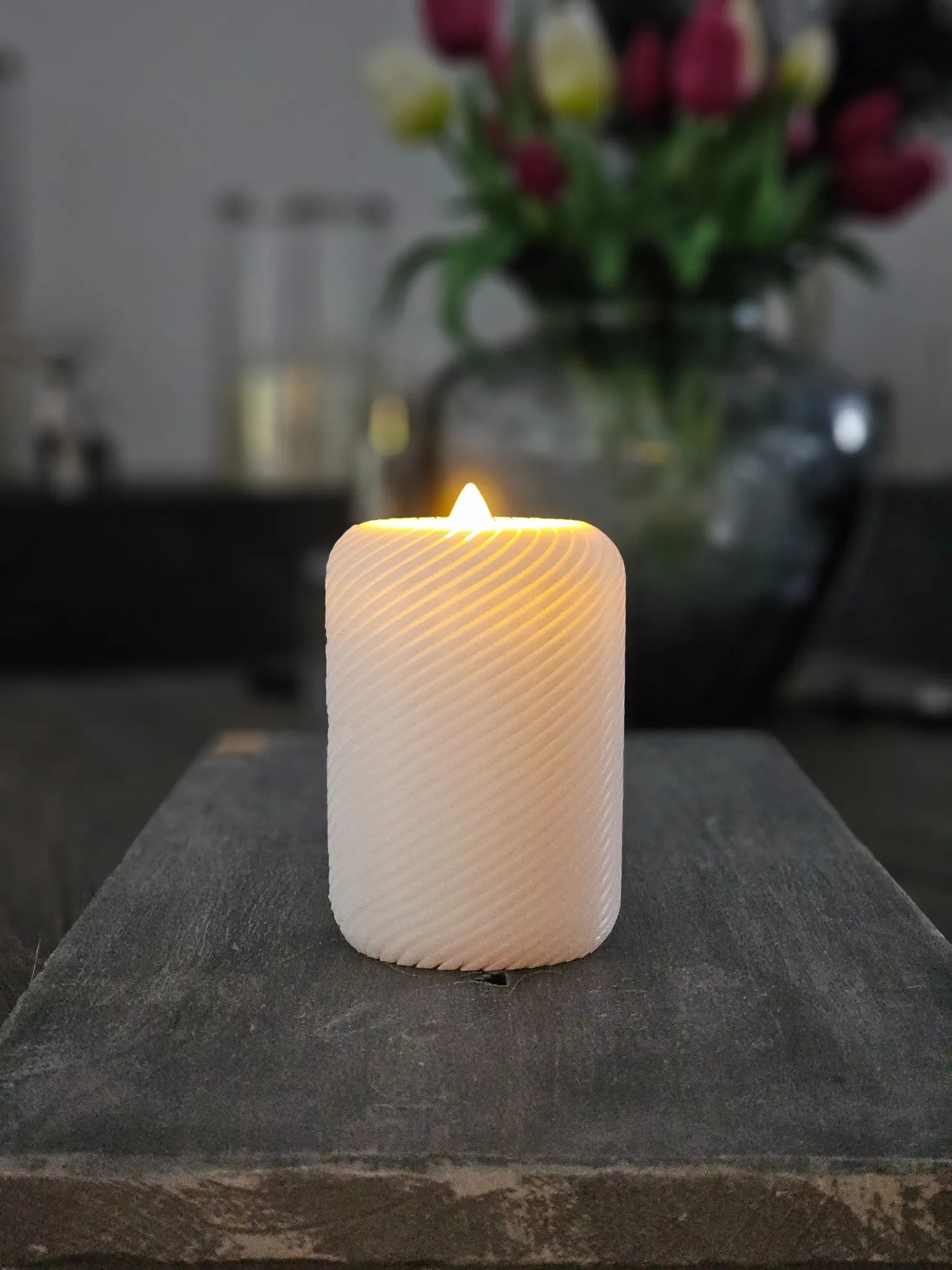 Luxéo – weißer 3D-Teelichthalter mit LED-Teelicht, stimmungsvolle Beleuchtung.