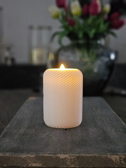 Luxéo – weißer 3D-Teelichthalter mit LED-Teelicht, stimmungsvolle Beleuchtung.