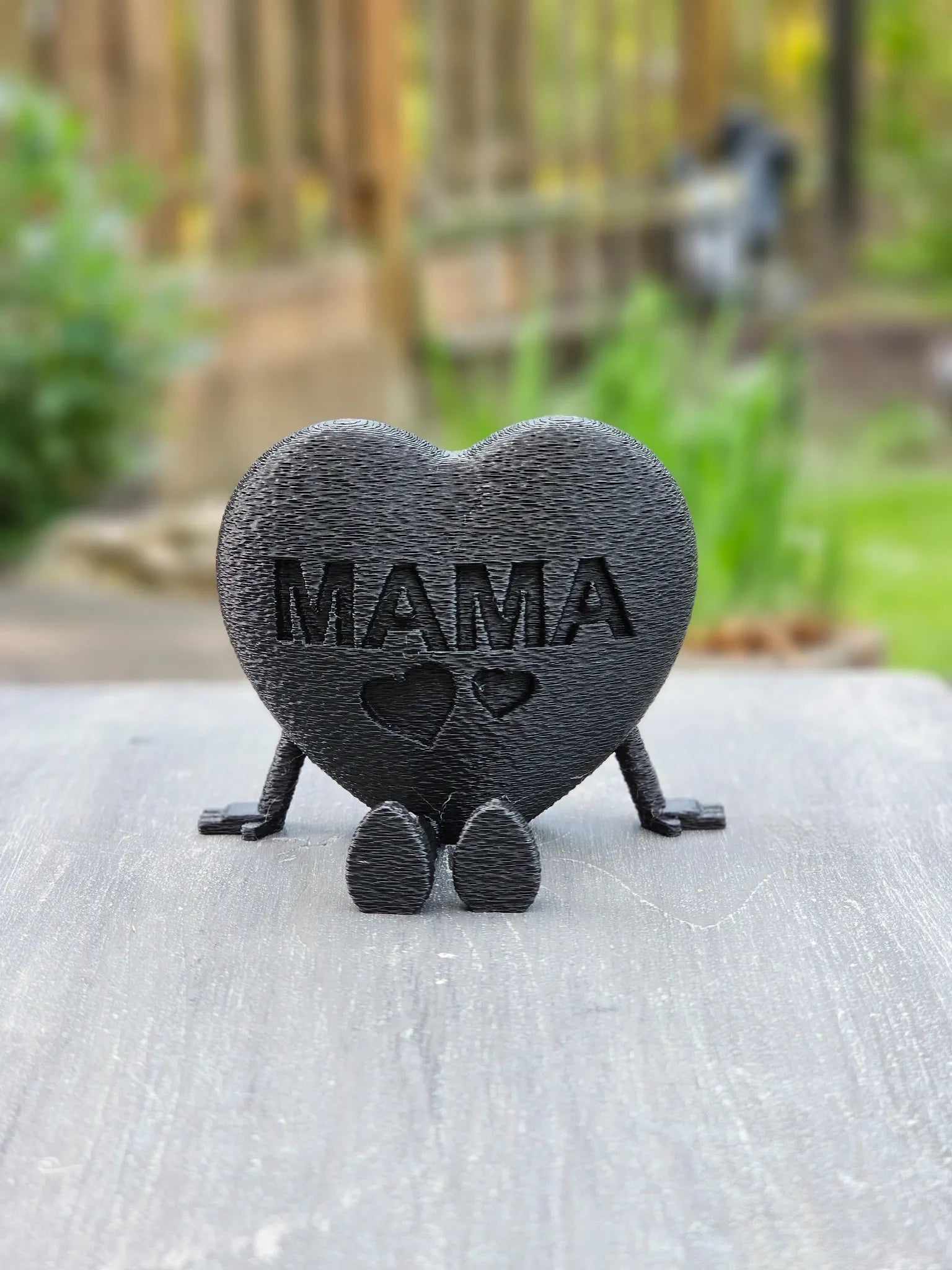 Mama's HerzMoment – schwarzes 3D-Dekoelement mit Herzsymbol, stilvoll & elegant.