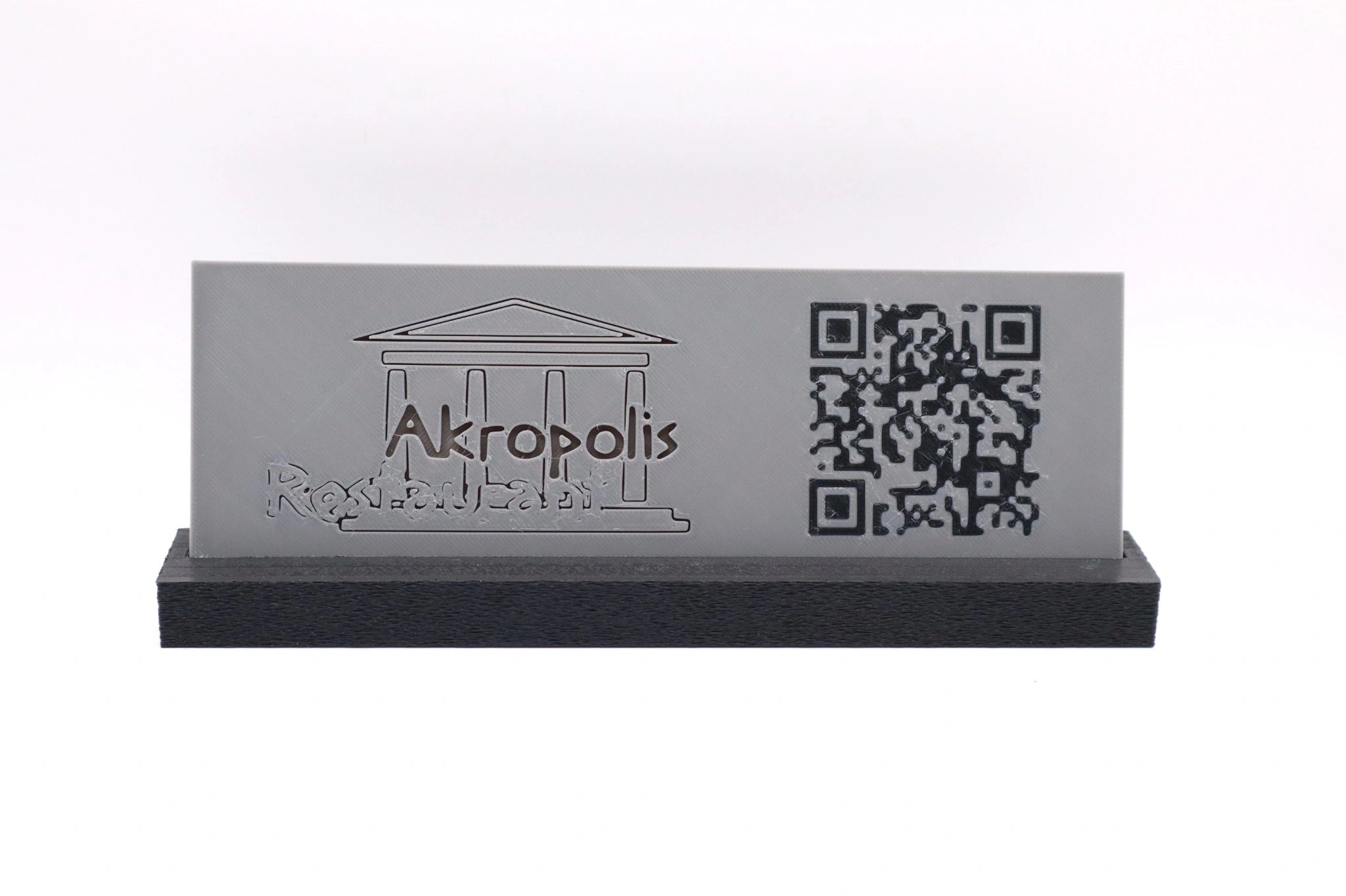 MUDIVO Business Beispiel: 3D-gedruckter Akropolis Aufsteller mit integriertem QR-Code – moderne Lösung für Restaurants und Servicebereiche.