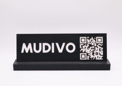 MUDIVO Business Beispiel: eleganter 3D-Aufsteller mit Logo und QR-Code – ideal für Tresen, Events und digitale Kundenführung.