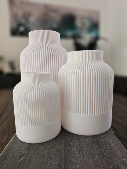 NORDUKI Vase Bundle in Weiß – harmonisches Japandi-Trio in S, M und L mit moderner Rillenstruktur, handgefertigt von MUDIVO.